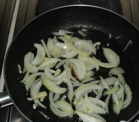 1. Этап. Свинина по-гавайски: 1. Нарезать свинину кубиками. Лук тонко нарезать. Раздавить чеснок. Почистить перец, удалить семена и нарезать. Нагреть 1 ст.л. оливкового масла в сковородке на среднем огне. Добавить порезанный лук и чеснок и жарить 2-3 минуты до мягкости.