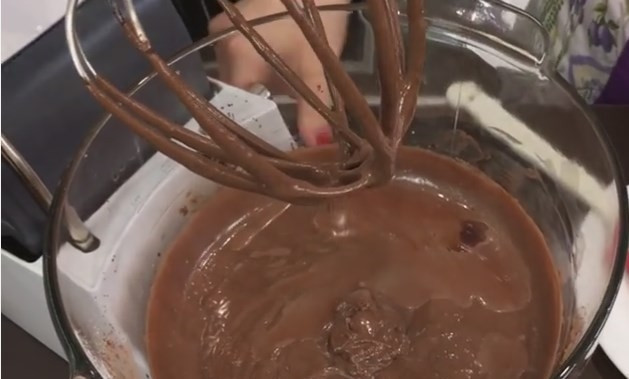 1. Этап. Очень простой шоколадный торт на раз, два, три: 3. Включите миксер, начиная с маленькой скорости смешайте все продукты до однородности. Затем вылейте в тесто столовую ложку винного уксуса и снова перемешайте. Тесто должно покрыться пузырьками, это значит, что уксус вступил в реакцию с содой.