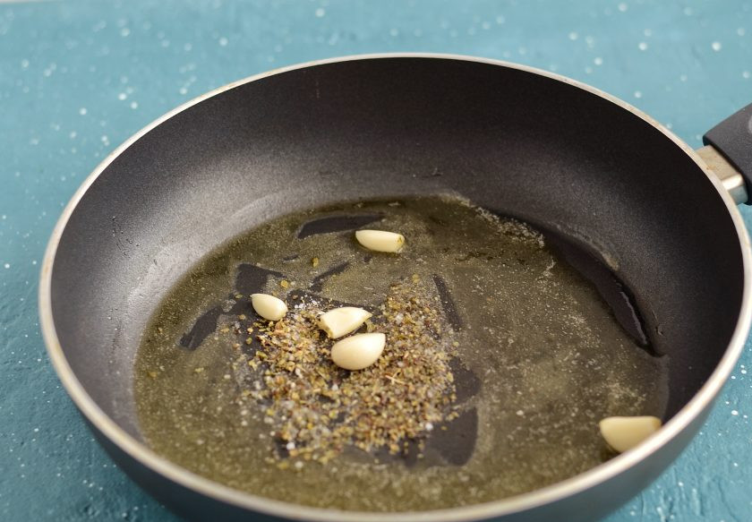 1. Этап. Глазированные овощи: Разогрейте на сковороде маргарин, добавьте специи, соль, сахар и чеснок. Дождитесь раскрытия аромата.