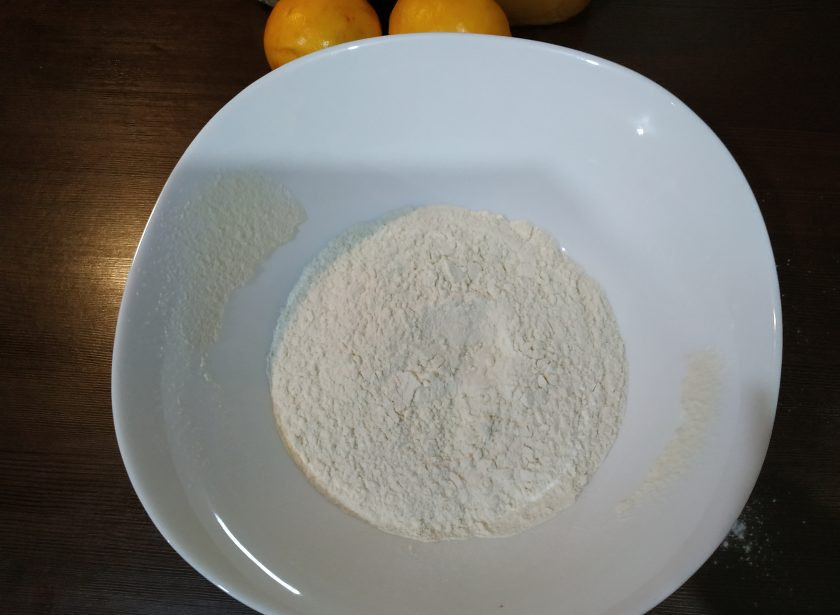 1. Этап. Торт Золотые купола: Заранее приготовьте муку, просейте ее в глубокую посуду.