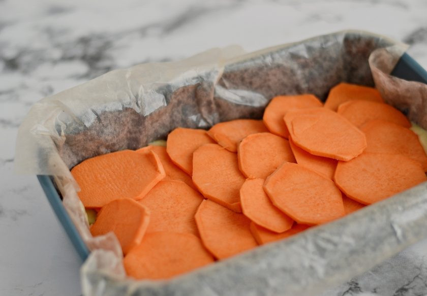 1. Этап. Запеканка с бататом: Затем выложите слой из батата.