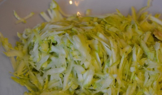 1. Этап. Салат из кабачков и бабочек: Кабачки натереть на терке.