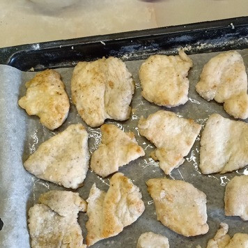 1. Этап. Куриные грудки под сырно-овощной шубкой: Куски куриного филе выложить на противень, застеленный пергаментом.