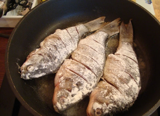 1. Этап. Жареный карась: 3. Разогрейте сковороду, влейте подсолнечное масло. Жарьте карасей на сковороде по 10 минут с каждой стороны.