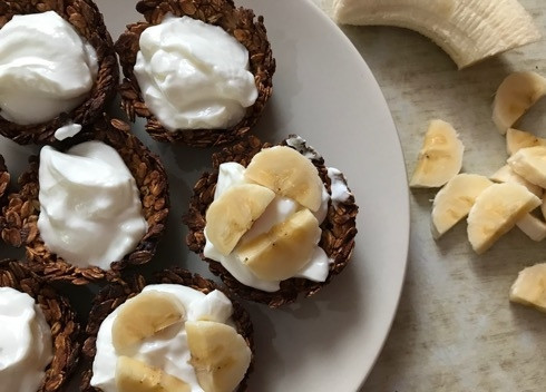 1. Этап. Гранола-корзинки с греческим йогуртом: 7. Второй банан очищаем, нарезаем и выкладываем на йогурт.