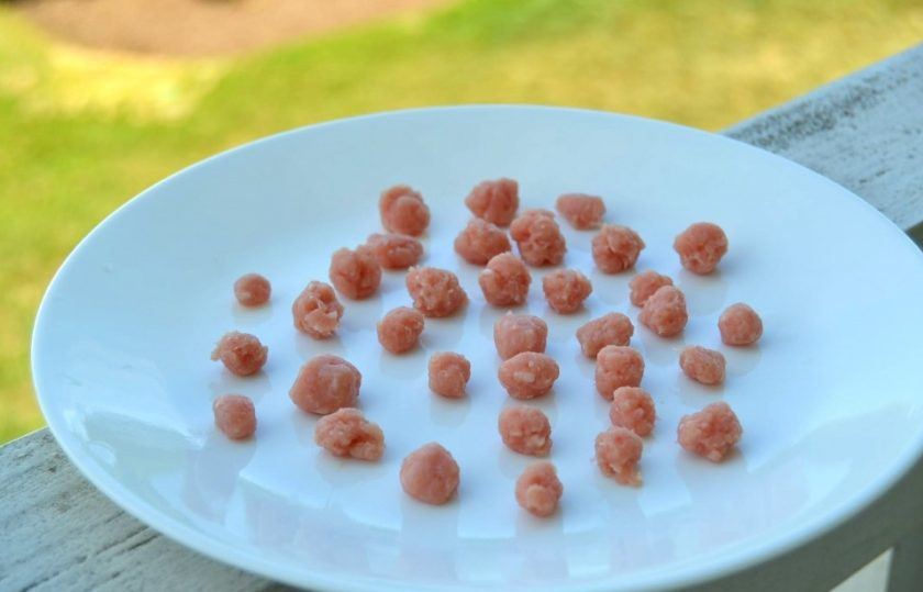 1. Этап. Диетический суп с сельдереем: 5. Из индюшиного фарша сформируйте небольшие фрикадельки.