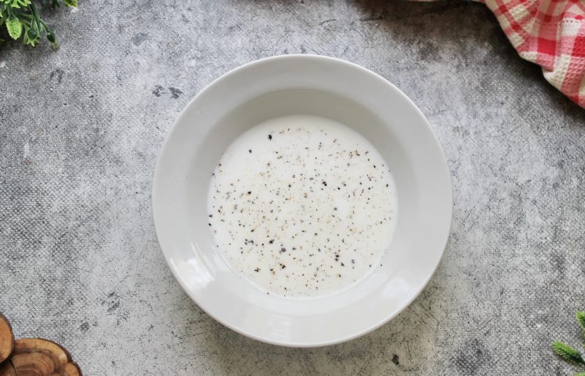 1. Этап. Гавайская запеканка: В миску влейте молоко, посолите, поперчите и перемешайте венчиком до растворения соли.