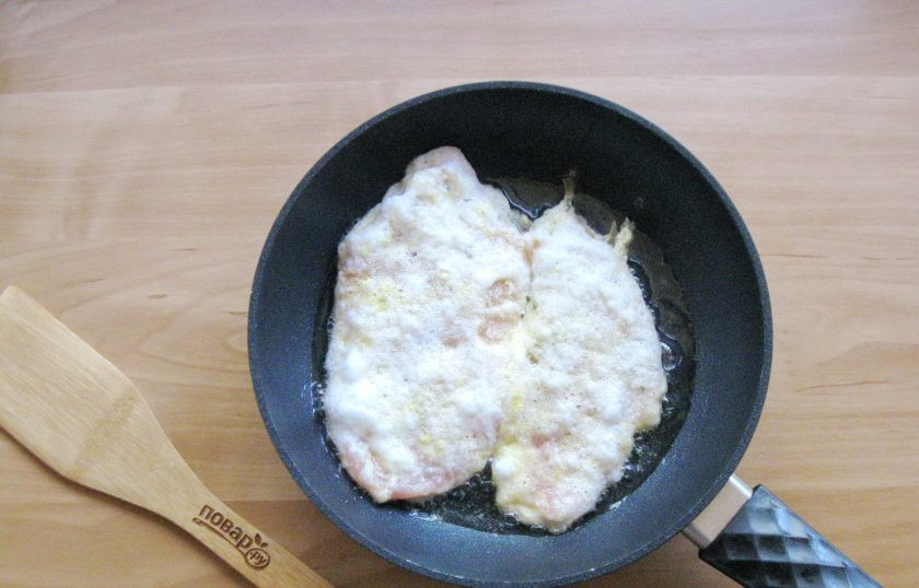 1. Этап. Куриное филе в белковом кляре: Выложите куриное филе в кляре на горячую сковороду с рафинированным, подсолнечным маслом.