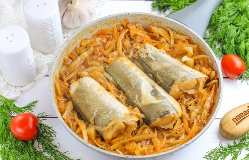 1. Этап. Минтай в капусте: Тушите рыбу в капусту примерно 10 минут, затем переверните ее на другую сторону и протомите еще 4-5 минут.