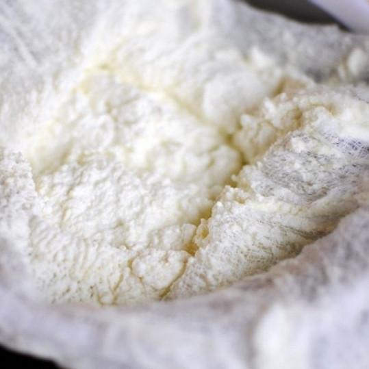 1. Этап. Рикотта с лимоном и базиликом: Собственно, оставшаяся в марле после отжима мякоть - это и есть рикотта.