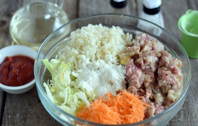 1. Этап. Ленивые голубцы по-московски: 6. В большой миске смешайте рис, капусту, морковь фарш с луком, добавьте муку.