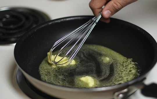 1. Этап. Запеканка из брокколи: 2. На сковороде растопите сливочное масло.