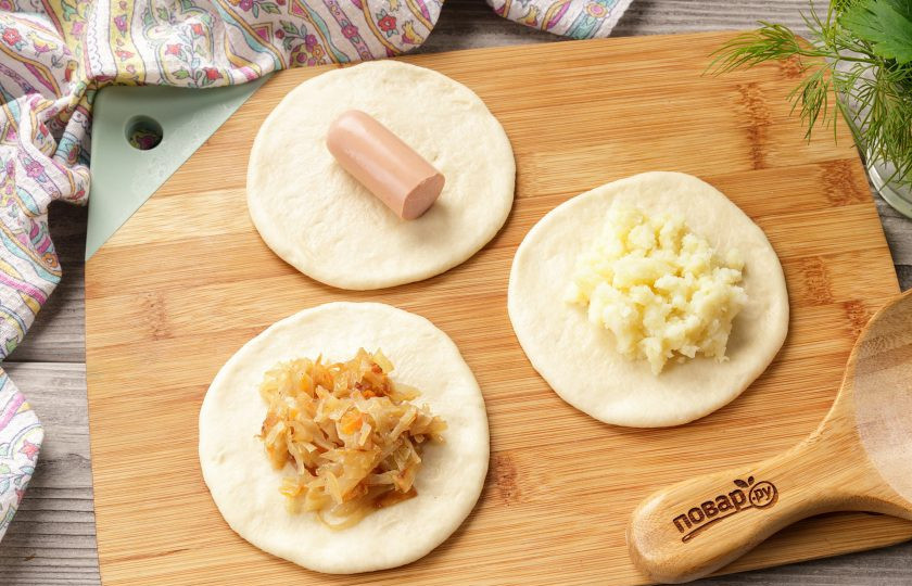 1. Этап. Пирог Семейный: Из каждого шарика теста сформируйте лепёшку, тесто послушное и приятное в работе. По центру выложите начинку и защипните края теста, чтобы начинка оказалась внутри.