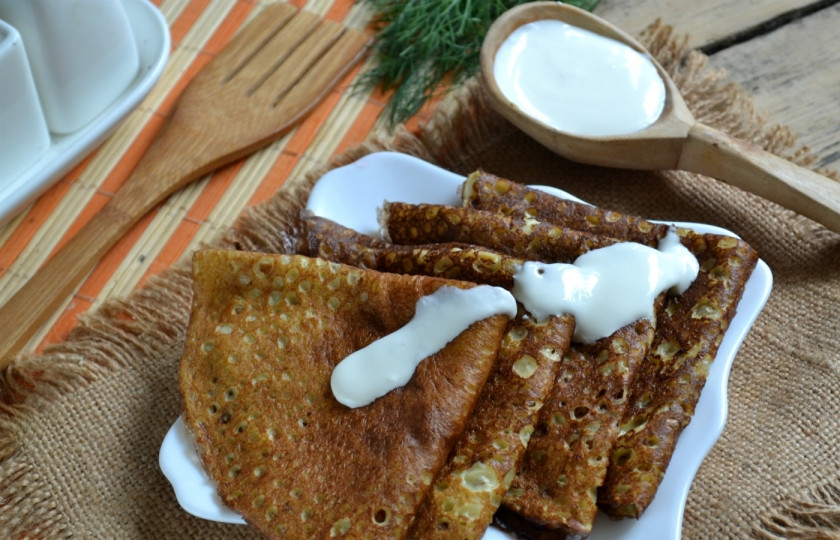 1. Этап. Блины на молоке тонкие: Готовые блинчики сложите уголочком (сложите пополам, а потом ещё раз пополам) и полейте сметаной. Приятного аппетита!