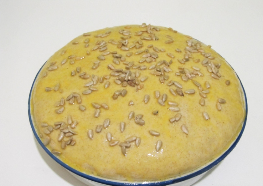 1. Этап. Ржаной хлеб на кефире: Сформируйте из теста круг. Посыпьте сверху семечками. Запекайте в духовке при температуре 200 градусов до золотистой корочки.