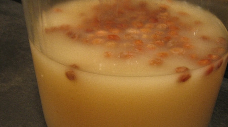 1. Этап. Квас из риса и изюма: 2. Добавляем оставшийся сахар, перемешаем. Накроем бутыль слоем марли, оставим на пять-шесть дней в теплом месте.