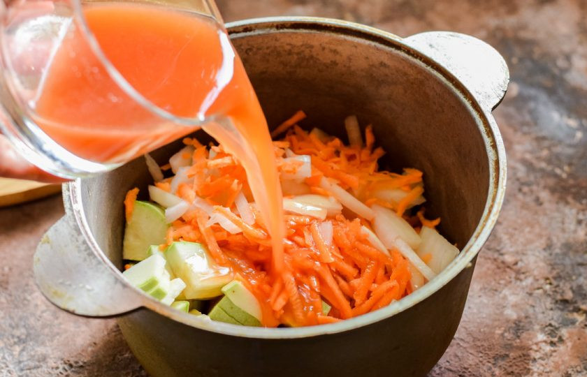 1. Этап. Закуска Казацкая на зиму: Влейте в кастрюлю томатный сок.