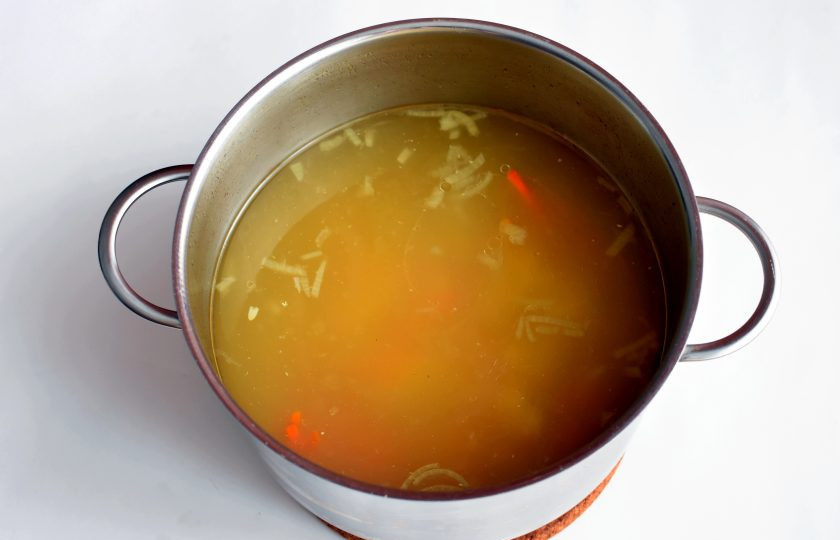 1. Этап. Суп с вермишелью и яйцом: Доведите бульон до кипения или вскипятите воду. Картофель, лук и морковь нашинкуйте соломкой и опустите в бульон. Варите 3-4 минуты.