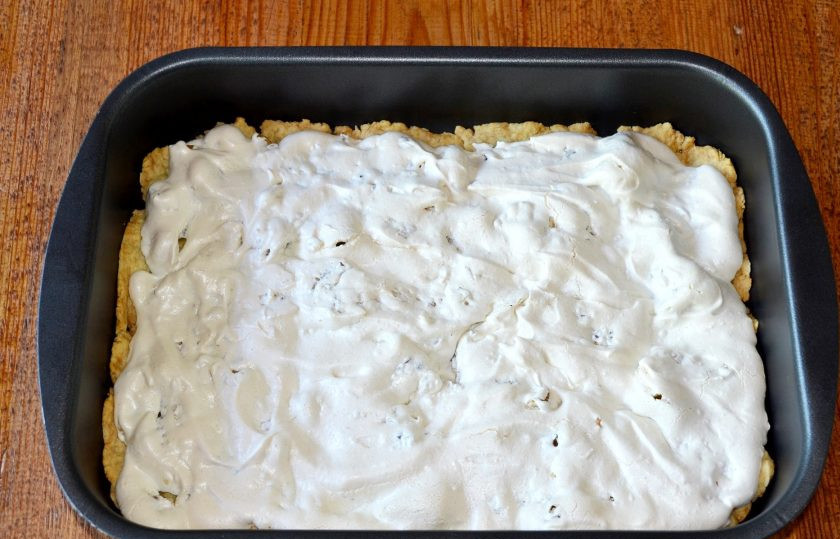 1. Этап. Торт Прекрасная Мария: Запекайте корж около 25 минут. Тесто должно пропечься, а безе подрумяниться. Оставьте корж в форме до полного остывания.