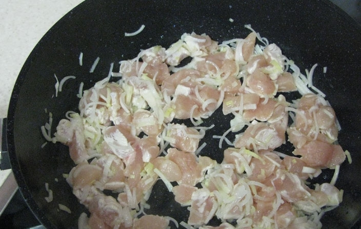 1. Этап. Кабачки тушеные с мясом: Выкладываем в сковороду нарезанное куриное филе и жарим его, пока филе не поменяет цвет.