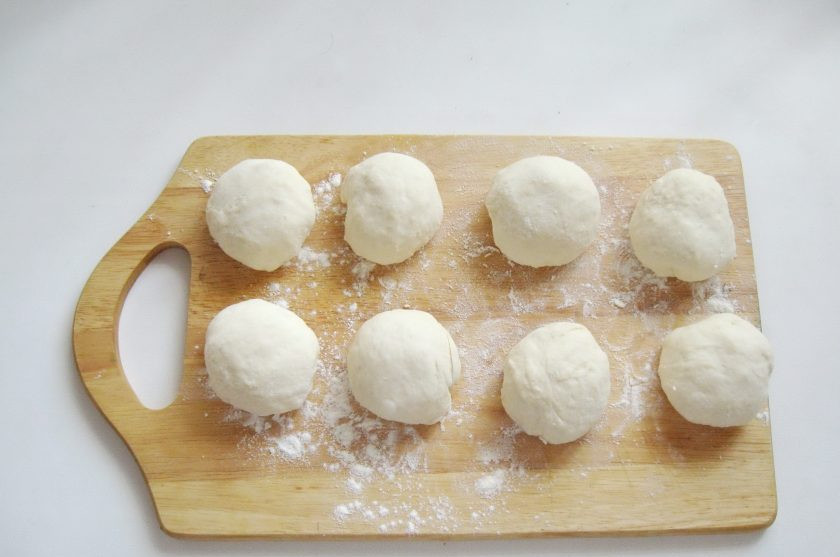 1. Этап. Жареные пирожки со сливовым джемом: Разделите тесто на шарики весом приблизительно 50-60 граммов.