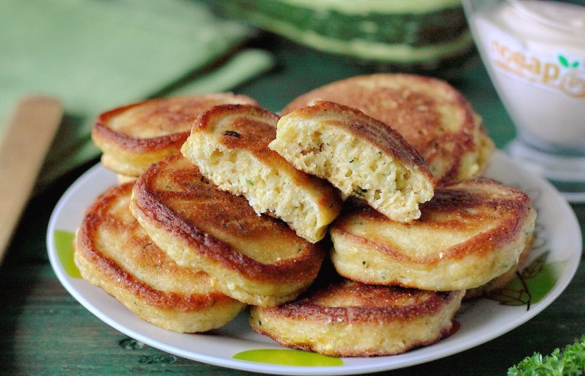 1. Этап. Оладьи из кабачков с кукурузной мукой: Подавайте со сметаной, чесночным соусом или как альтернативу хлебу к первым блюдам. Приятного аппетита!