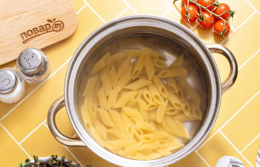 1. Этап. Макароны с куркумой: Вскипятите воду в кастрюле. Подсолите и опустите в кипящую воду макароны.