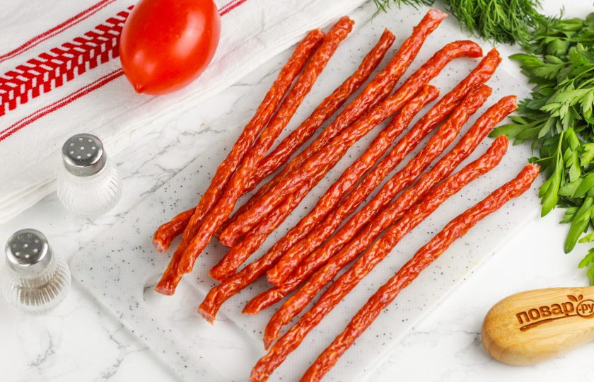 1. Этап. Пивчики: Аккуратно отделите колбаски от пергаментной бумаги и выложите на досочку или тарелку.