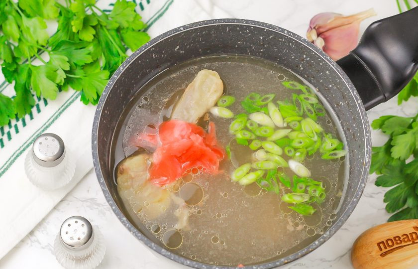 1. Этап. Китайский говяжий бульон: Промойте зеленый лук, очистите небольшую часть корня имбиря и промойте. Измельчите и добавьте вместе с маринованным имбирем в емкость, чтобы придать бульону яркий вкус и аромат. Всыпьте соль и молотый черный перец. По желанию добавьте и другие приправы, пряности.
