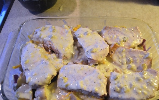 1. Этап. Картофель со свининой и сыром в духовке: 8. Сверху выложите мясо и вылейте сливочный соус.