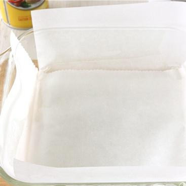 1. Этап. Помадка из сладкого картофеля: 1. Выстелить стеклянную форму размером 20Х20 см вощеной бумагой, чтобы края бумаги выступали за стороны формы, и отставить в сторону.