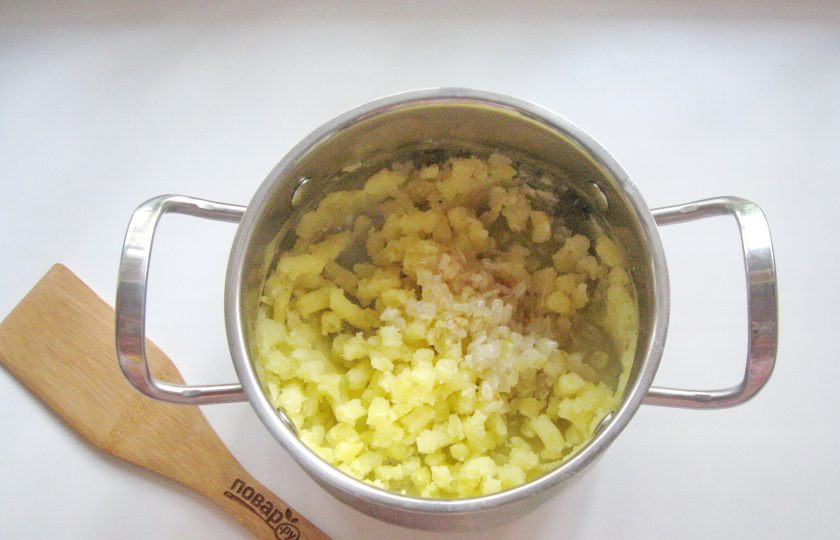 1. Этап. Пирожки Минутка из чудо-теста: Из картофеля приготовьте пюре, в которое добавьте жареный лук.