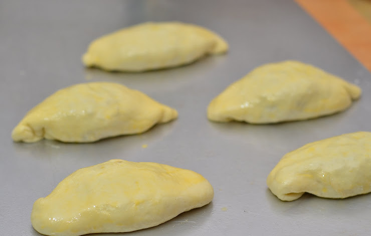 1. Этап. Пирожки с рыбой: 12. Пирожки выложить на противень, смазанный маслом или застеленный пергаментом. Желток взбить вилкой и смазать им верх каждого пирожка. Отправить в предварительно разогретую духовку на 30-35 минут. Пирожки с рыбой в домашних условиях получаются очень ароматные и необыкновенно вкусные.