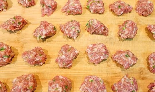 1. Этап. Борщ сибирский: 13. Сформируйте небольшие фрикадельки. Да, сибирский борщ готовят с фрикадельками. Доведите до кипения подсоленную воду или бульон. Отварите фрикадельки отдельно, а перед подачей добавьте в тарелку с борщом. Приятного аппетита!