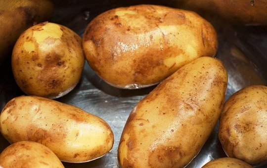 1. Этап. Печеный картофель с соусом из авокадо: Чисткой картофеля мы утруждать себя не будем, поэтому необходимо хорошенько помыть картофель, потереть его щеточкой. Затем заливаем картофель холодной водой и варим 10 минут после закипания (стало быть, до полуготовности). Воду после этого сливаем.