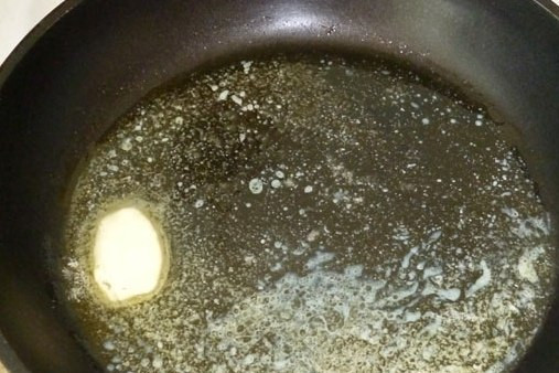 1. Этап. Яичница с мукой: В сковороде растапливаем небольшой кусочек сливочного масла.