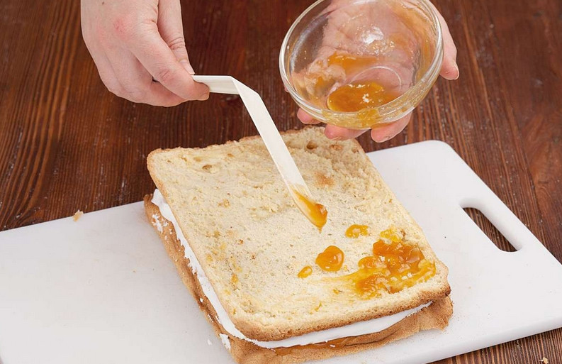 1. Этап. Бисквитное пирожное с белковым кремом: Поверх крема кладем второй корж. Также смазываем его джемом.