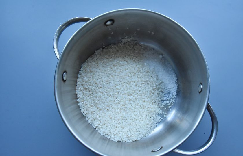 1. Этап. Суп Том ям с мидиями: В кастрюлю всыпьте рис, добавьте соль. Кастрюлю установите на сильный огонь.