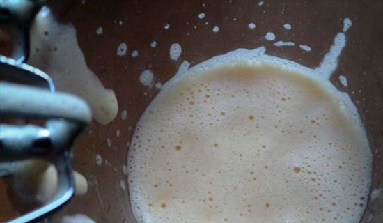 1. Этап. Бисквит в силиконовой форме: 4. Миксером взбиваем все в пену.