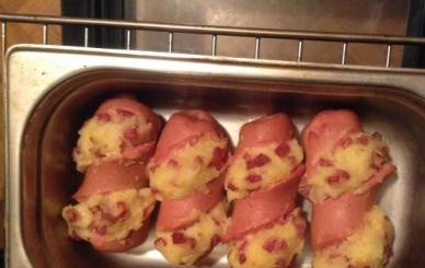 1. Этап. Фаршированные сардельки: Ставим форму с нафаршированными сардельками в разогретую до 180-200 градусов духовку и запекаем о нужной вам степени. Можно поставить и в микроволновку, но там не получится красивой корочки.