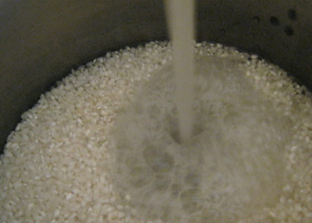 1. Этап. Узбекский плов из свинины: 1. Рецепт приготовления узбекского плова из свинины, как и любого другого, следует начать с того, что промыть водой рис и оставить его на некоторое время в воде.