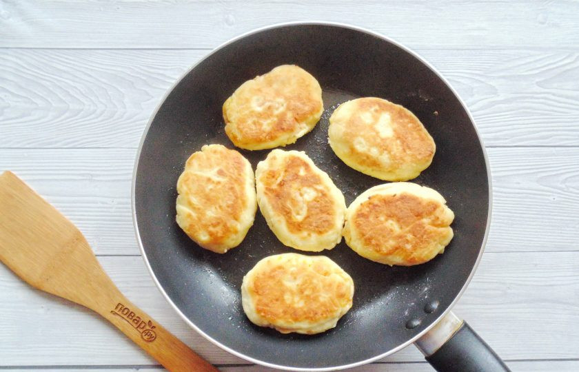 1. Этап. Сырники с мандаринами: Обжаривайте сырники с обеих сторон до румяной корочки.