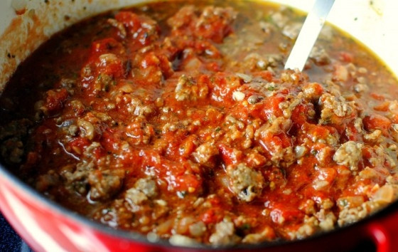 1. Этап. Лазанья Барилла: 6. Следом выложите томатный соус или помидоры в собственном соку, предварительно размяв их вилкой или прямо руками. Уберите огонь до минимума, оставьте томиться минут на 35 под закрытой крышкой.