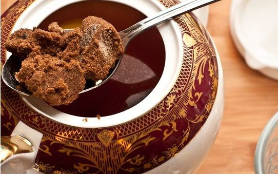 1. Этап. Чайный грог: В горячий чай всыпаем сахар и добавляем специи, перемешиваем все, накрываем чайничек крышкой и даем чаю настояться минут 5.