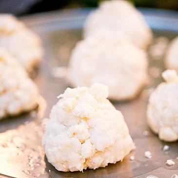 1. Этап. Бразильские сырные булочки: 5. Сформировать из теста небольшие шарики и обвалять их в дополнительном гранулированном сыре. Выложить булочки на смазанные маслом противни.