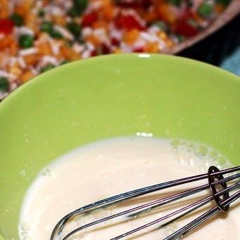 1. Этап. Куриный пирог с гавайской смесью: Готовим заливку - одно яйцо взбиваем с небольшим количеством молока (50 мл приблизительно) и сметаной. Добавляем немного соли и сахара по вкусу.