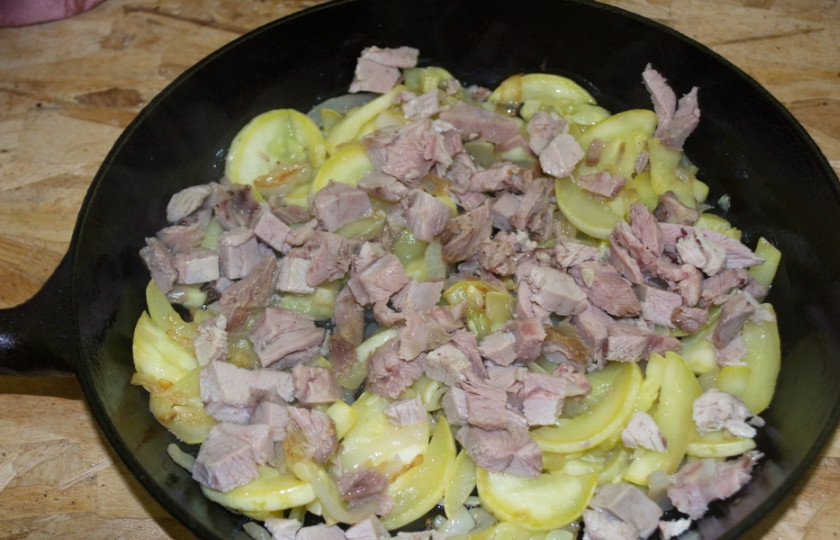 1. Этап. Пирог с курицей и цукини: К обжаренным овощам добавляем нарезанную куриную мякоть. Мясо нужно использовать готовое. Его можно предварительно обжарить, запечь или отварить.