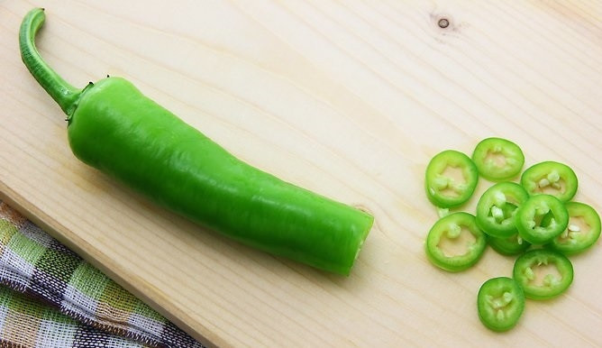 1. Этап. Салат с фасолью и помидорной сальсой: 3. Нарежьте перец чили.