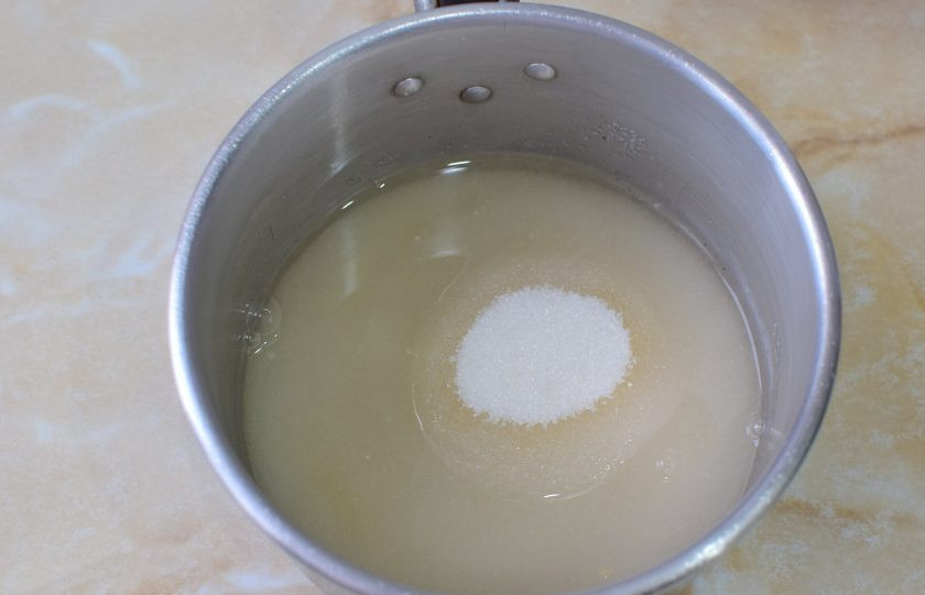 1. Этап. Варенье Пятиминутка из черной смородины: В ковш насыпьте сахар и добавьте воду. Поставьте на огонь и доведите до кипения.