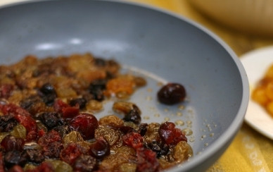 1. Этап. Кекс с мандаринами: В сковороду выкладываем сухофрукты и, помешивая, подсушиваем-обжариваем, пока вся жидкость не испарится.